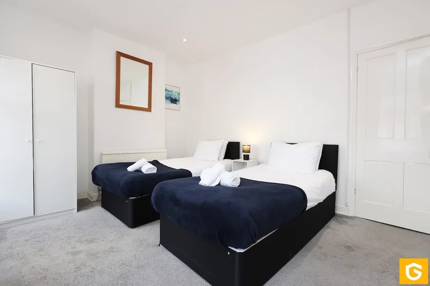 Spacious 3-Bed Contractor Base Sleeps 6 Free Parking Cardiff City - Image 1