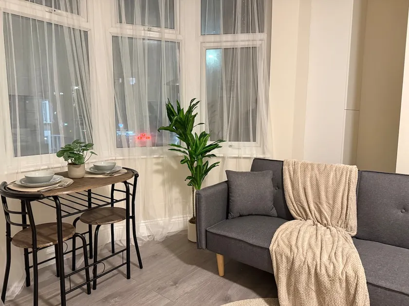Stylish New Flat - 2 mins walk to Elizabeth Line - Image 1