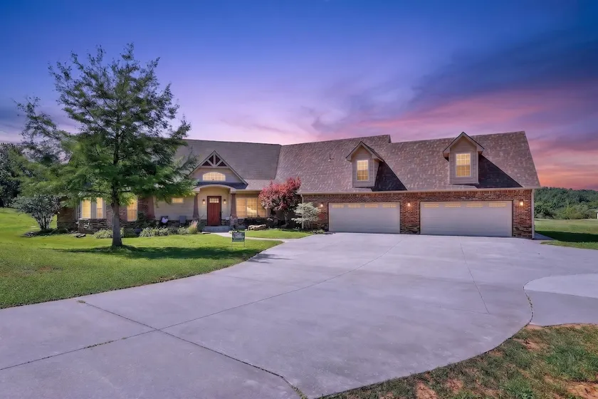 Pool, Pickleball, turf field, bat cage Sleeps 14 - Image 1