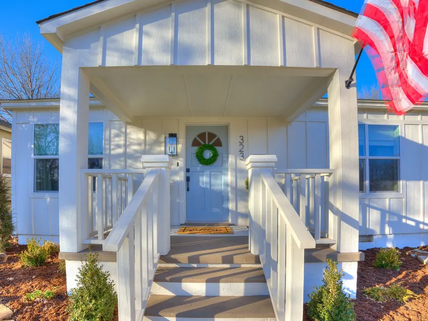 Benton Cottage. WI-FI. Sleeps 5. Garage. - Image 1