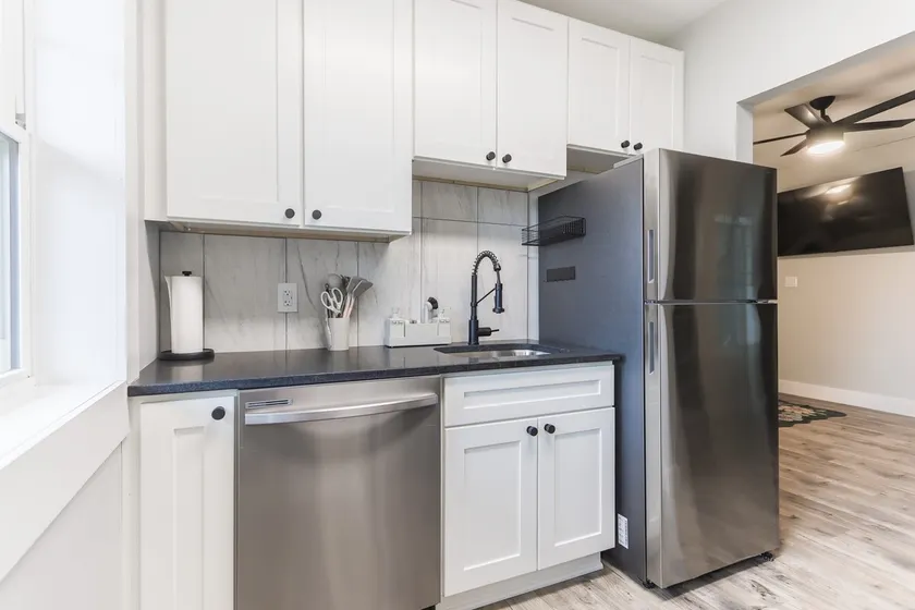 Pet-Friendly 2BR Near Edgewater with Parking - Image 1