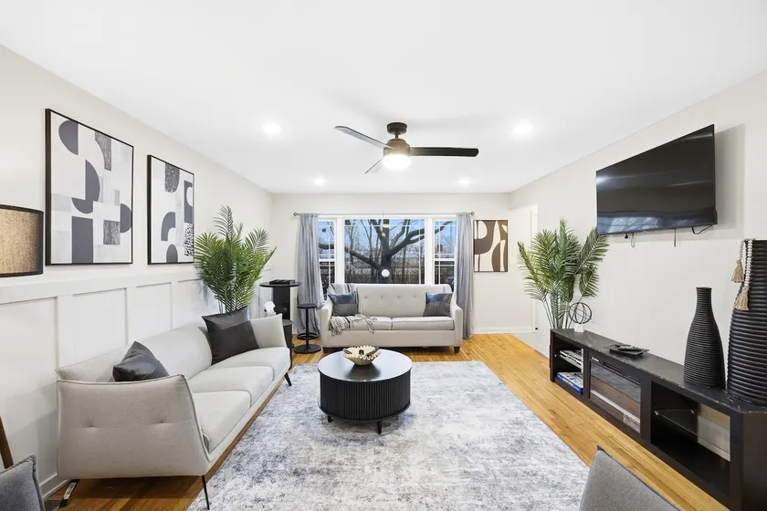 Spacious 5BR Chicago Home, Sleeps 15, Free Parking - Image 1