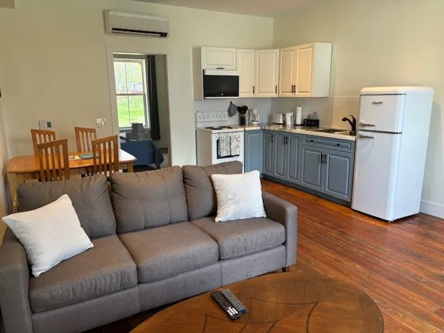 Beautiful Executive 1 Bedroom Apartment - Image 1