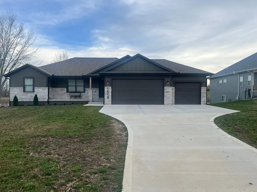 Pleasant Hill Acreage, Fishing Pond, 3-Car Garage - Image 1