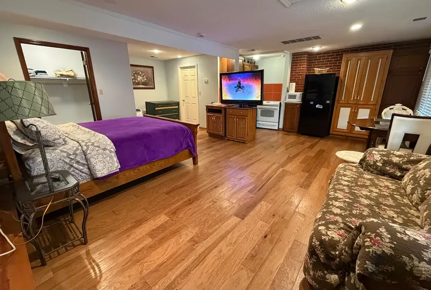 Studio with a private entrance and bathroom - Image 1