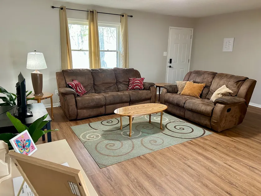 Cozy Ozarks Home Sleeps 10, Near Hospital&Downtown - Image 1