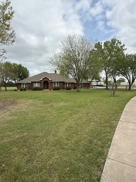Farmhouse in Red Oak - Image 1
