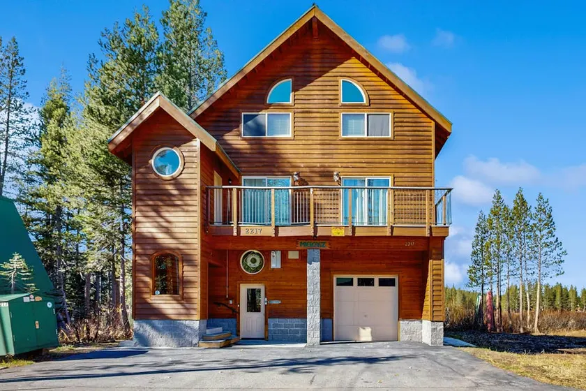 Family-friendly, lakefront getaway with a gas fire - Image 1