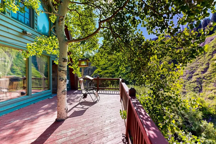 Iconic creekside mountain home with hot tub fireplaces balcony & amazing views - Image 1