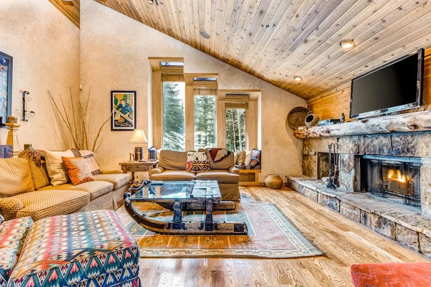 Large freestanding home with hot tub & WiFi - walk to ski access - Image 1