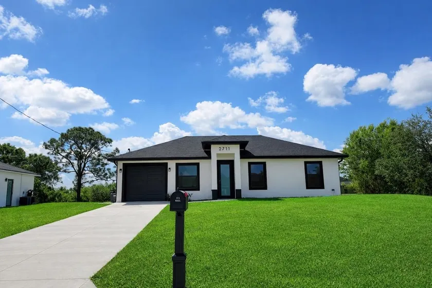 Beautiful modern house, close to everything. - Image 1