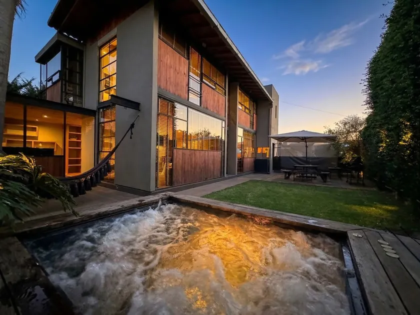 Your retreat with garden and hot tub, close to downtown - Image 1