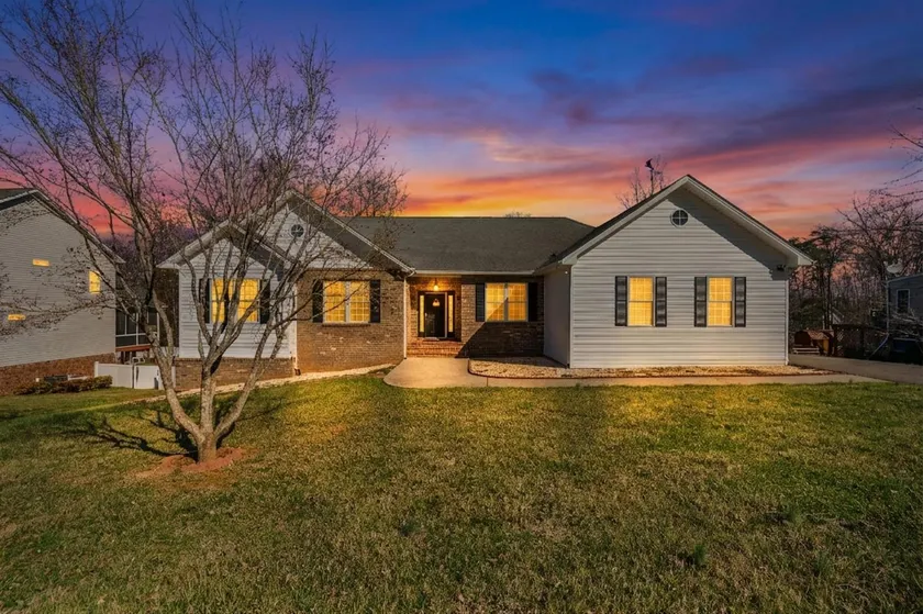 Huge Family Home Near Lynchburg - Image 1