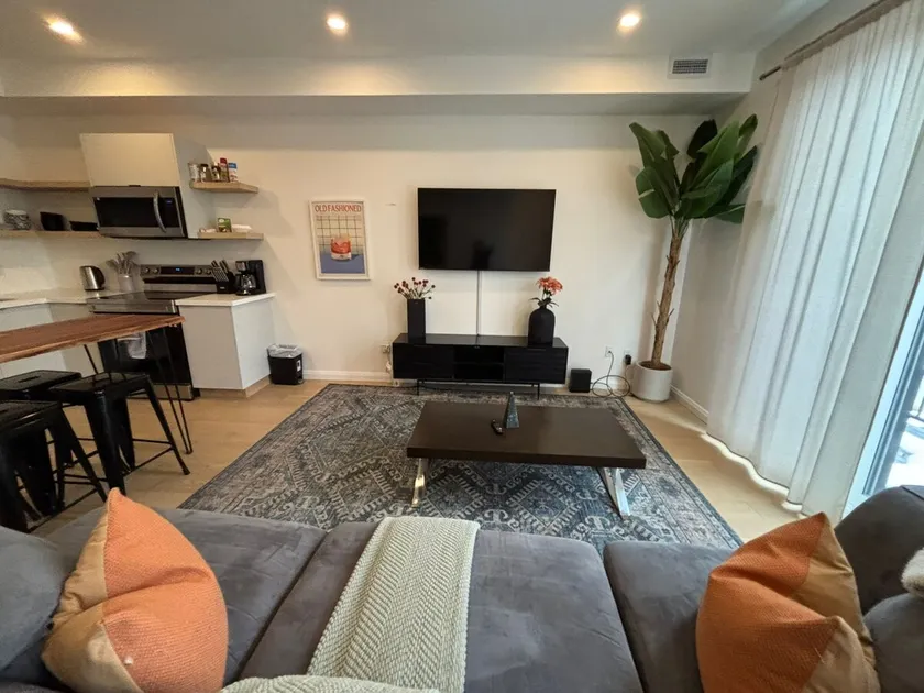 Urban Apartment Nestled on College - Image 1
