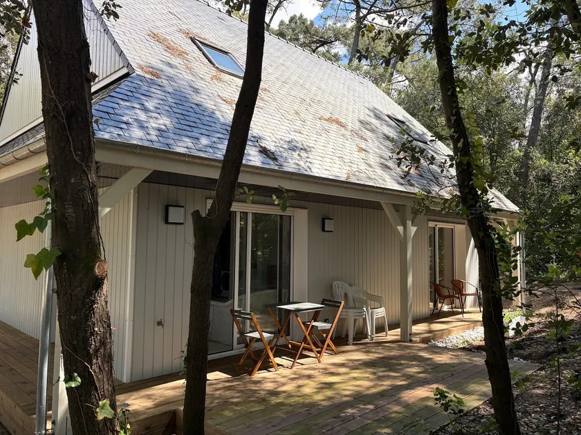 Under the pines, beach walk, house, air conditioning - Image 1