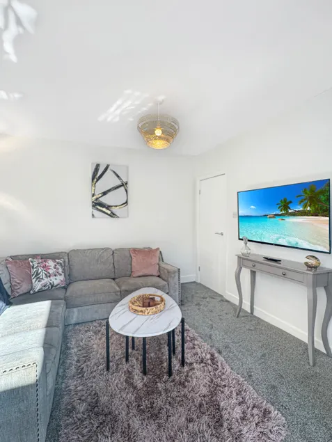 New Spacious 4Bed Home with Garden & Driveway Beeston - Image 1