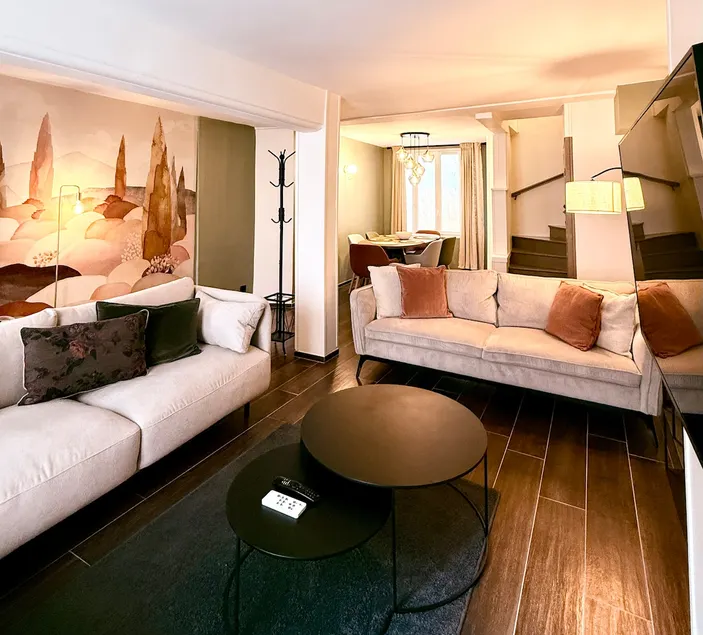 Rare: Architect-designed house with 3 suites - Air-conditioned - Image 1