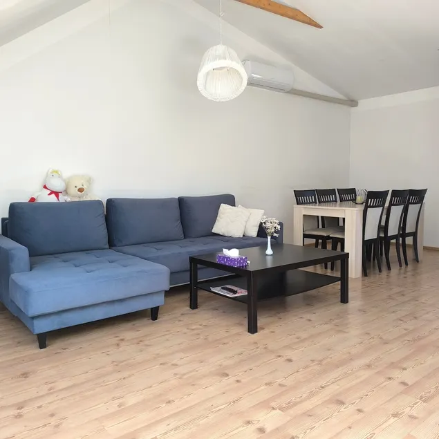 Sunny penthouse apartment - Image 1