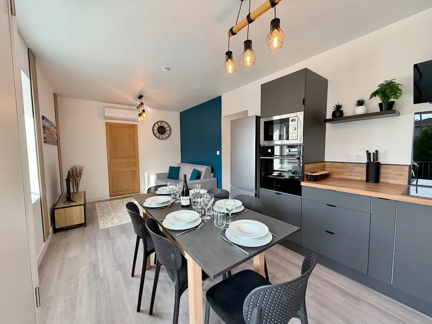 Beautiful 2-Bedroom Apartment, Air-Conditioned, Free Parking, Wi-Fi, Sleeps 6 - Image 1