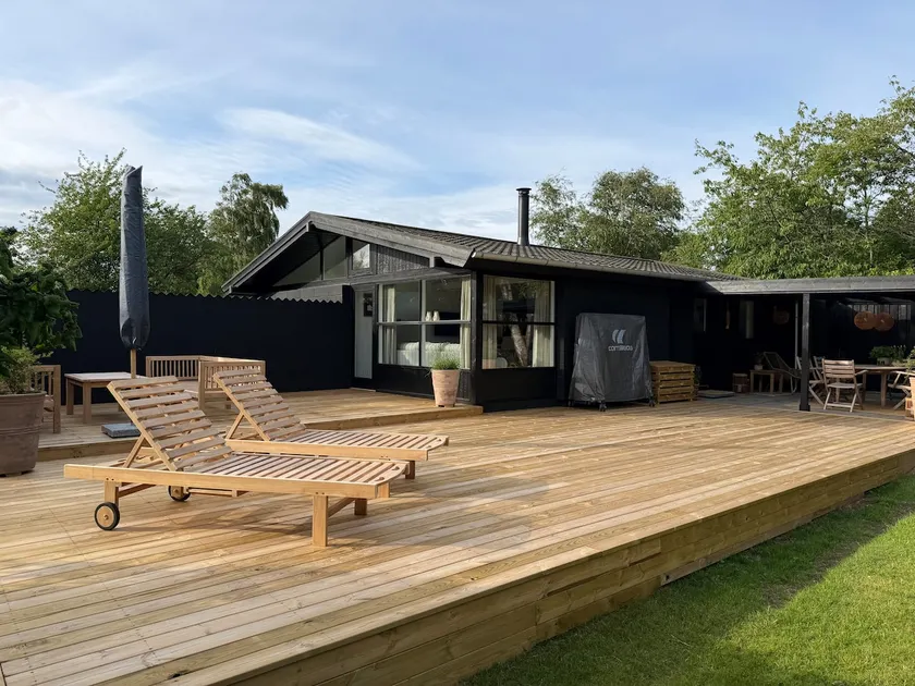 Cozy cottage with a large garden close to the beach - Image 1