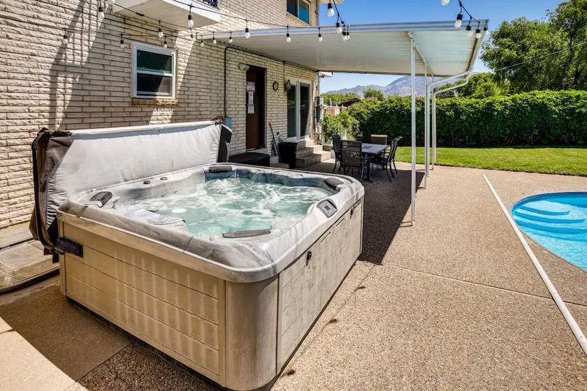 Luxury Mountain View Retreat with Pool & Hot tub - Image 1