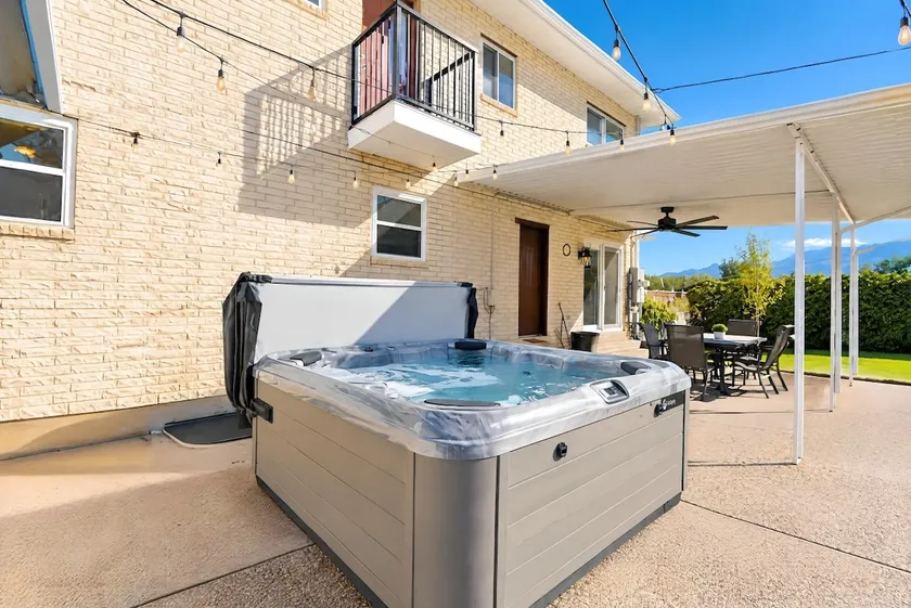 Luxury Mountain View Retreat with Pool & Hot tub - Image 1