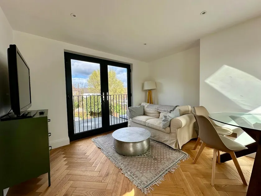 Peaceful, Bright Loft in the Heart of High Barnet - Image 1