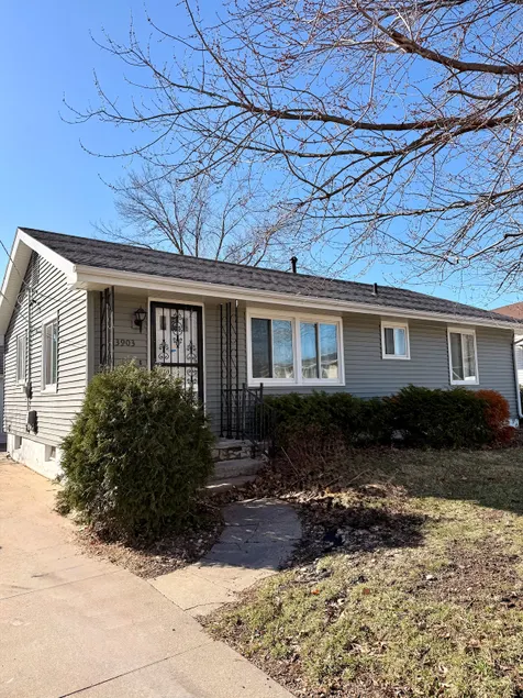 Bright and Spacious 3 br house - Image 1