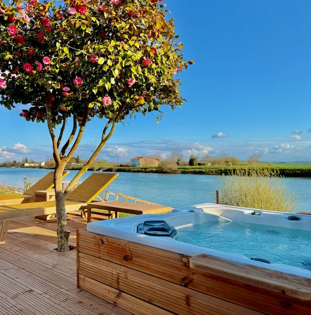The Lodge – River, Private Dock, Swimming Pool & Hot Tub - Image 1