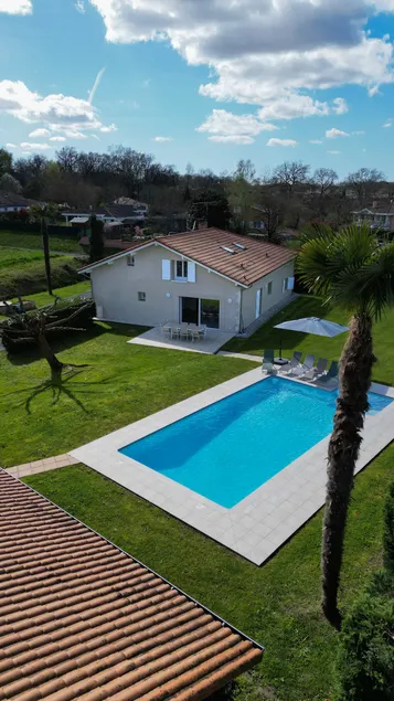 Villa for 10 people • Private pool • A/C & terrace - Image 1