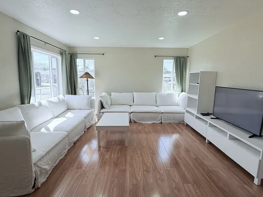 680 Modern 3BR Home w Kitchen Near Downtown Hayward - Image 1