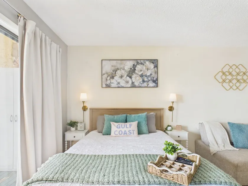 Bayfront Studio Apartment|Walk to Dining & Marina - Image 1