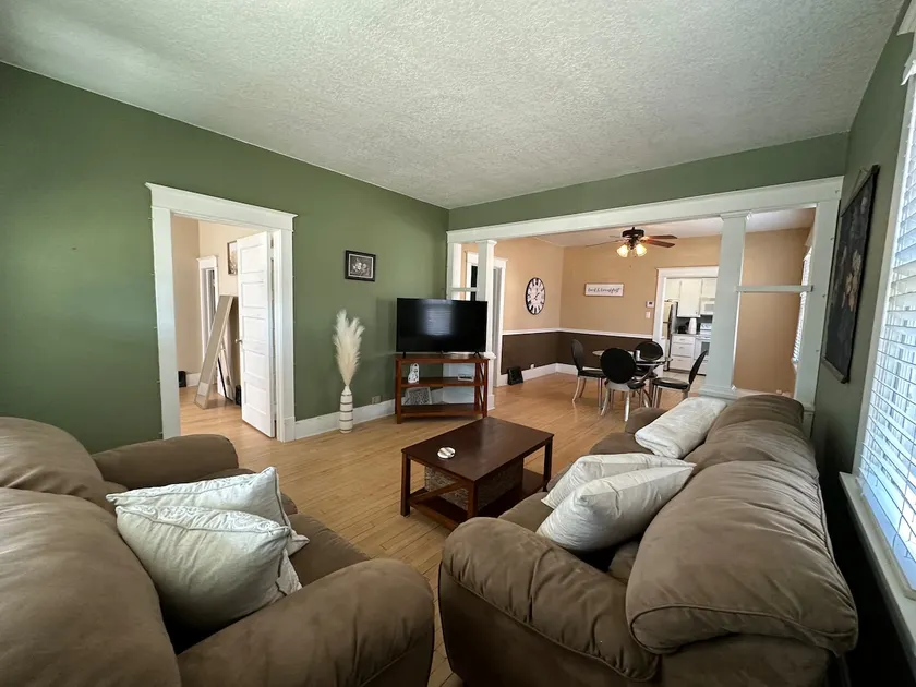 Downtown Clean & Cozy Getaway - Image 1