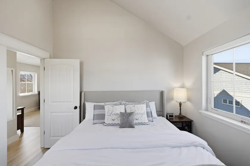NEW King Bed Cozy Getaway | Gym Access - Image 1