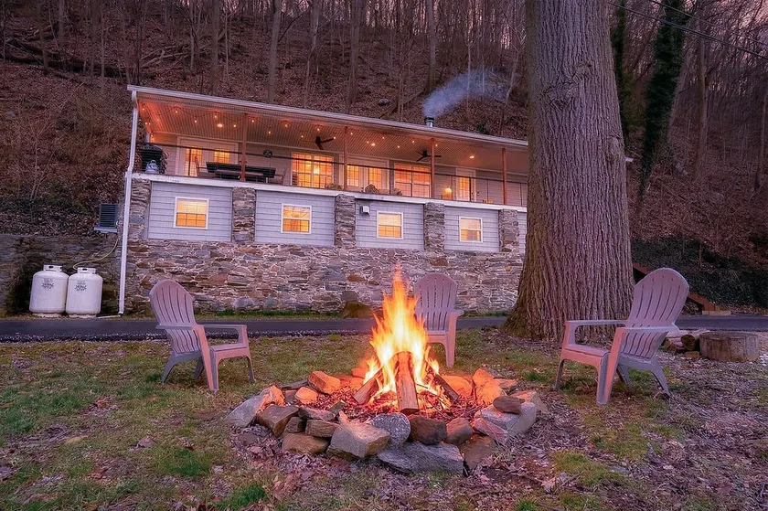 River Front w/ dreamy views - Hot Tub - Image 1