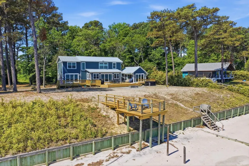 Luxury Beach Hs w/ 4 Suites, PrivateBeach & Htub - Image 1