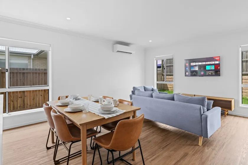 Family Friendly 4 Bedroom Home with 3 Bathrooms and Air Conditioning - Image 1