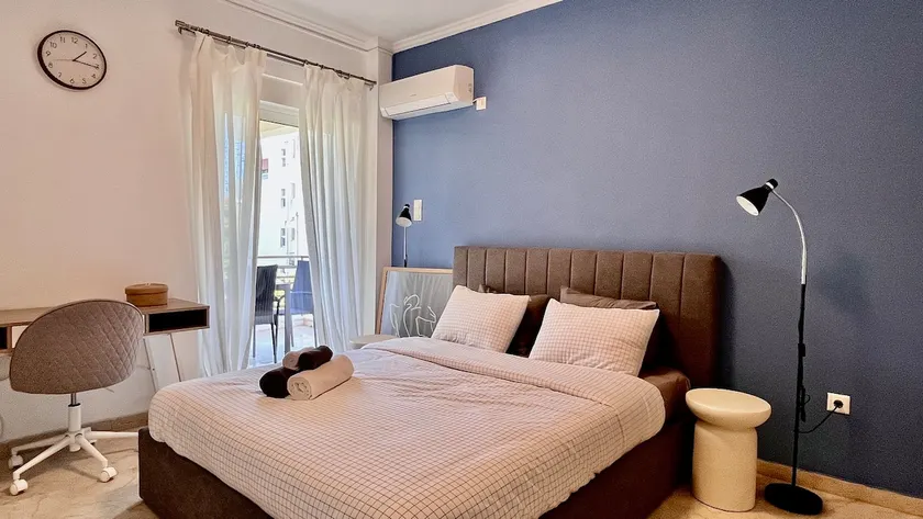 Le Bleu, Stylish Apartment steps from the Sea - Image 1