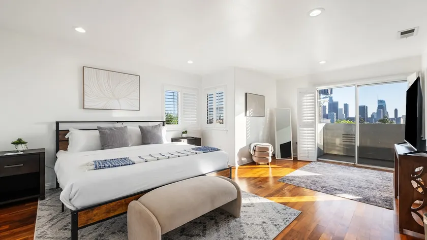 LUX 3BR Penthouse with Ensuites Near Dodger Stadium - Image 1