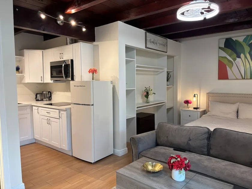 Modern studio in the heart of Cypress - Image 1