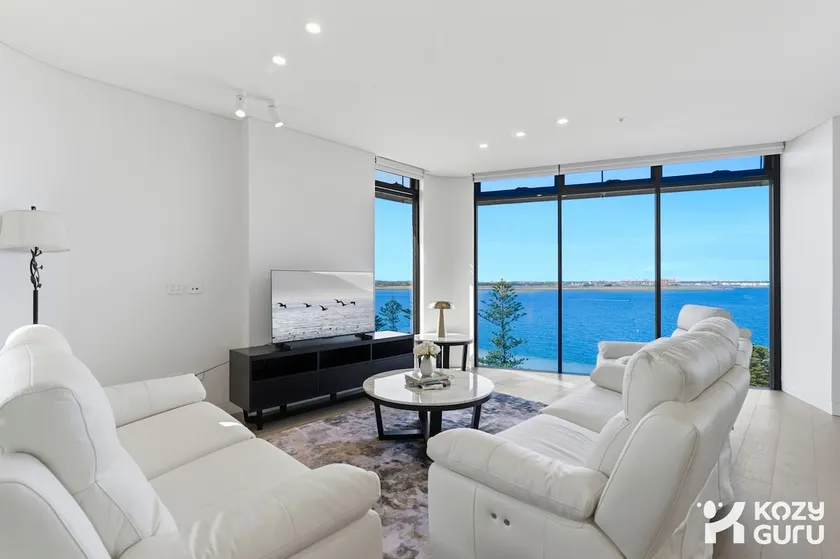 KozyGuru | Brighton-Le-Sands | Luxury Bay View Apt - Image 1