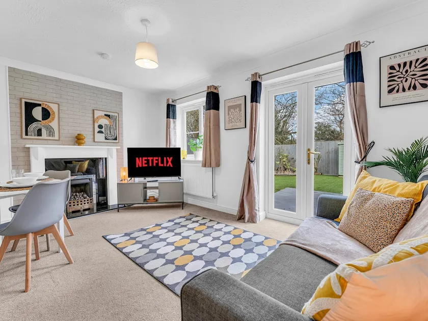 Sleeps 4 3 Bathrooms Wrexham AFC Driveway - Image 1
