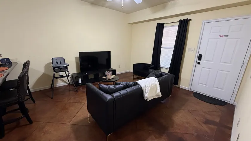 D5 • Relaxing Stay • Clean Comfy • Great Location - Image 1