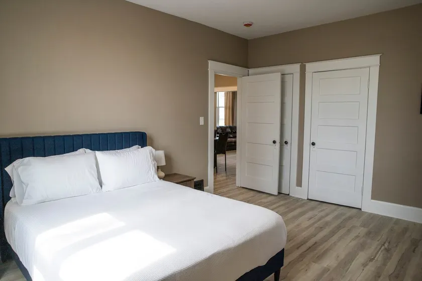 Airy & Spacious, Walk to UE, Minutes to Downtown - Image 1