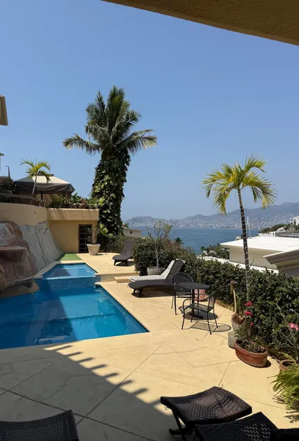 Beautiful house overlooking the bay with cook included - Image 1