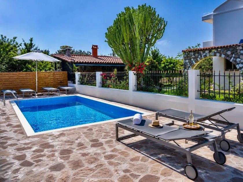Pool, garden, barbecue, 3 bedrooms. - Image 1