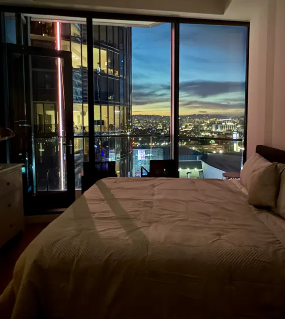 High rise 1b1b Hollywood sign +balcony - Image 1