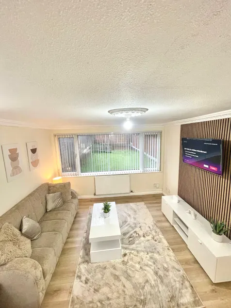 Glorious 4BR Home Family Group-Friendly HS2 NEC BHX - Image 1