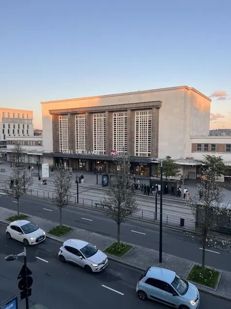 Fully equipped apartment opposite Le Havre train station. - Image 1