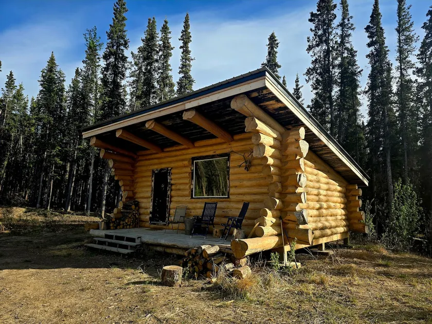 Private cabin in Mount Lorne. - Image 1